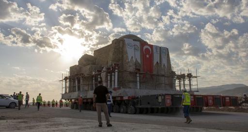 В Турции переместили усыпальницу имама Абдуллы весом 850 тонн