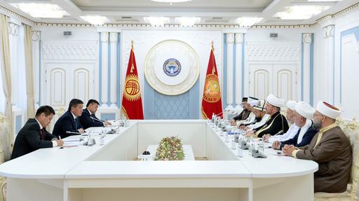 Президент Жээнбеков встретился с муфтиями стран СНГ, Балтии и Китая, прибывших в Кыргызстан для участия в конференции «Духовный Шелковый путь» 