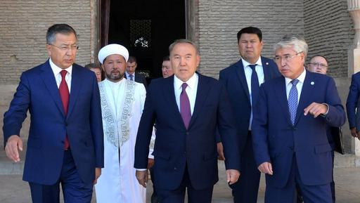 Назарбаев посетил мавзолей Ходжа Ахмеда Яссави