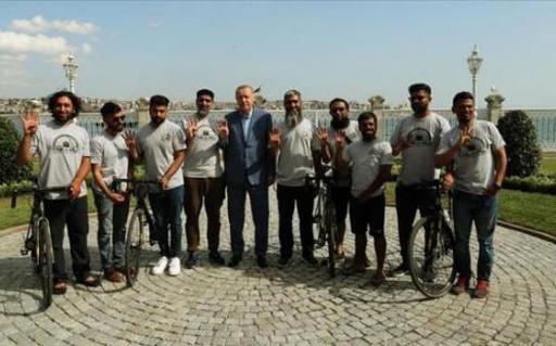 8 мусульман из Британии отправились в хадж на велосипедах
