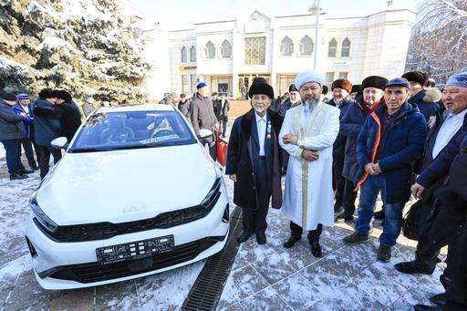 НАУРЫЗБАЙ ҚАЖЫ ТАҒАНҰЛЫ РӘТБЕК ҚАЖЫ НЫСАНБАЙҰЛЫНА ЖАҢА АВТОКӨЛІК КІЛТІН ТАБЫСТАДЫ