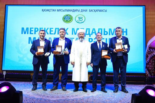 БАС МҮФТИ ҚМДБ-НЫҢ 35 ЖЫЛДЫҒЫНА ОРАЙ БІРҚАТАР ЗИЯЛЫ ҚАУЫМ ӨКІЛДЕРІН МАРАПАТТАДЫ