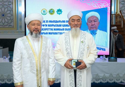 БАС МҮФТИ ИМАМДАРҒА НАСИХАТ АЙТЫП, МЕРЕКЕЛІК МЕДАЛЬМЕН МАРАПАТТАДЫ