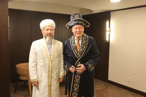 БАС МҮФТИ АКАДЕМИК АСҚАР ЖҰМАДІЛДАЕВТЫ 70 ЖАС МЕРЕЙТОЙЫМЕН ҚҰТТЫҚТАДЫ