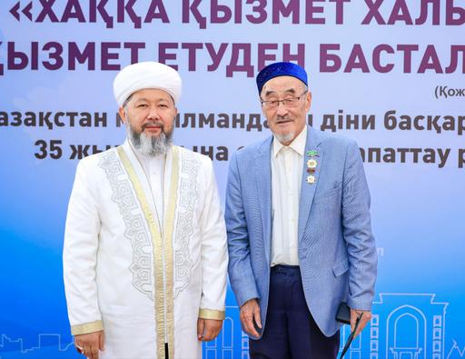 БАС МҮФТИ АРДАГЕР ДІН ҚЫЗМЕТКЕРЛЕРІН 35 ЖЫЛДЫҚ МЕРЕКЕЛІК МЕДАЛЬМЕН МАРАПАТТАДЫ