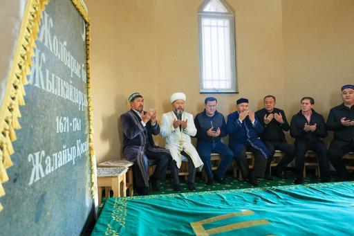 ВЕРХОВНЫЙ МУФТИЙ ПРОЧИТАЛ КОРАН В ЧЕСТЬ ПОЧТЕНИЯ ПАМЯТИ ПРЕДКОВ