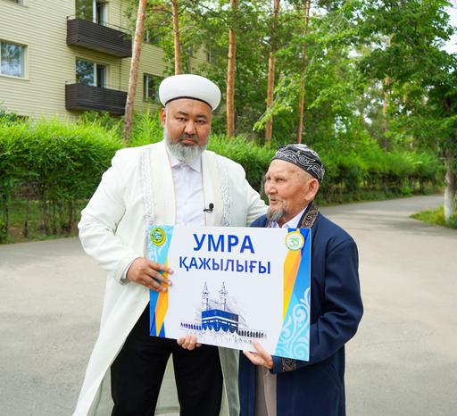 ВЕРХОВНЫЙ МУФТИЙ ВРУЧИЛ САГАДАТ АКСАКАЛУ ПУТЕВКУ НА ХАДЖ