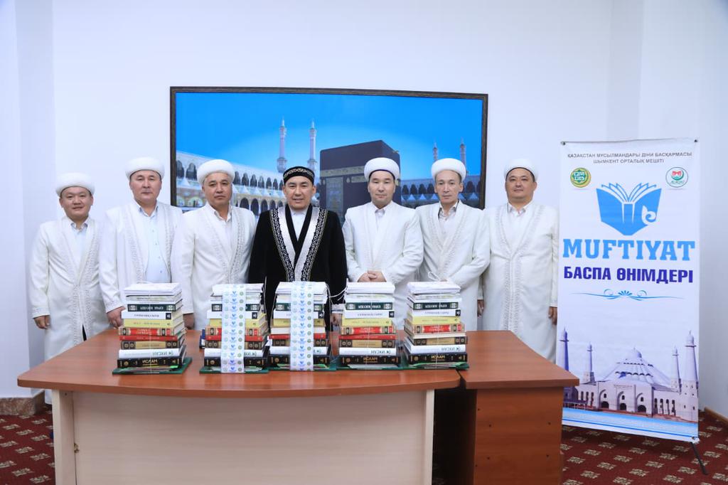 Шымкент: ҚМДБ баспасынан жарық көрген кітаптар мешіттерге табысталды