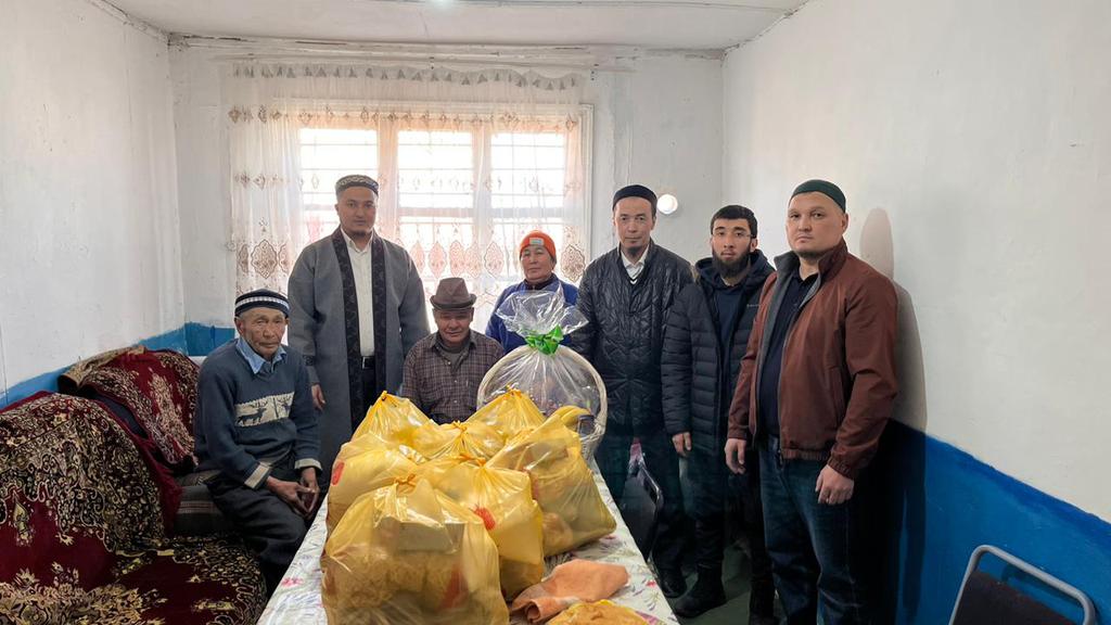 Ақтөбе облысы: Қарттар үйіне айттық сыйлықтар табысталды