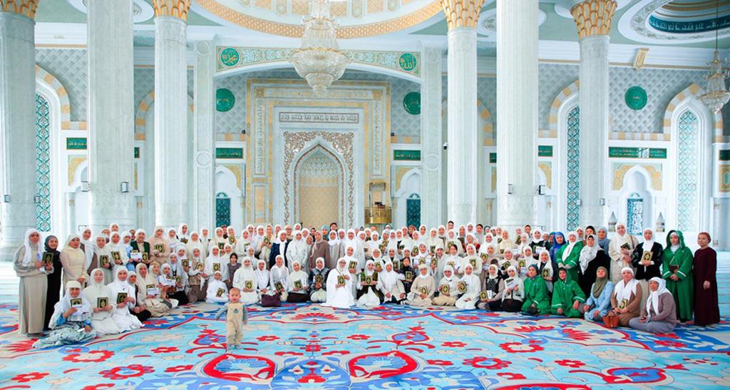 «Әзірет Сұлтан» мешітінде 200 әйел шәкіртке сертификат табысталды