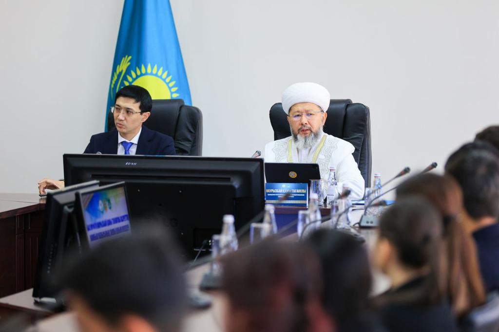 БАС МҮФТИ ТАРАЗДА ЗИЯЛЫ ҚАУЫМ ӨКІЛДЕРІМЕН, СТУДЕНТТЕРМЕН СҰХБАТТАСТЫ