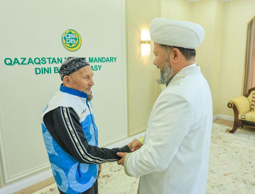 ВЕРХОВНЫЙ МУФТИЙ ПРОВОДИЛ САГАДАТ АКСАКАЛ В УМРУ