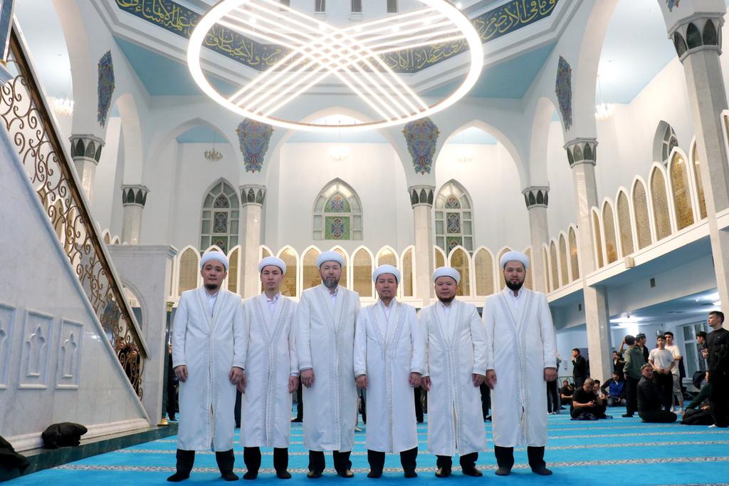 Ақтөбеде облыстық «Нұр Ғасыр» мешітіне қазақы нақыштағы аспалы шам орнатылды